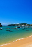 Vue sur la plage et les bateaux de Buzios