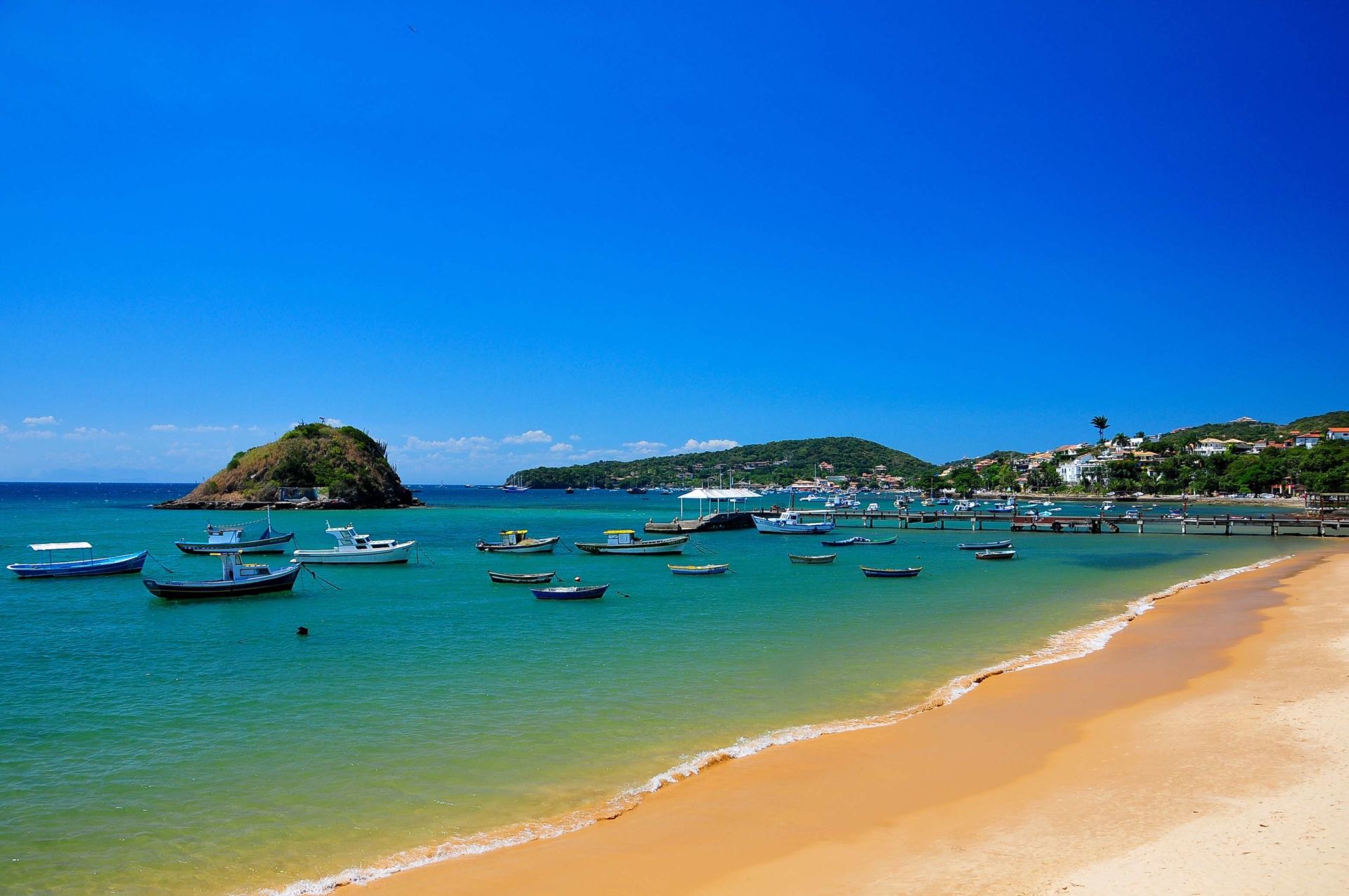 Vue sur la plage et les bateaux de Buzios