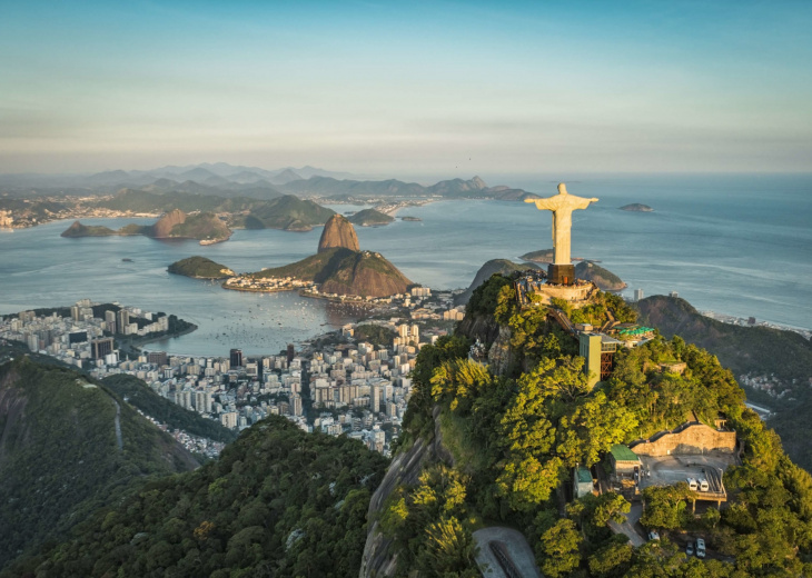 Vue aérienne de la baie de Rio de Janeiro avec le Corcovado et le Pain de Sucre