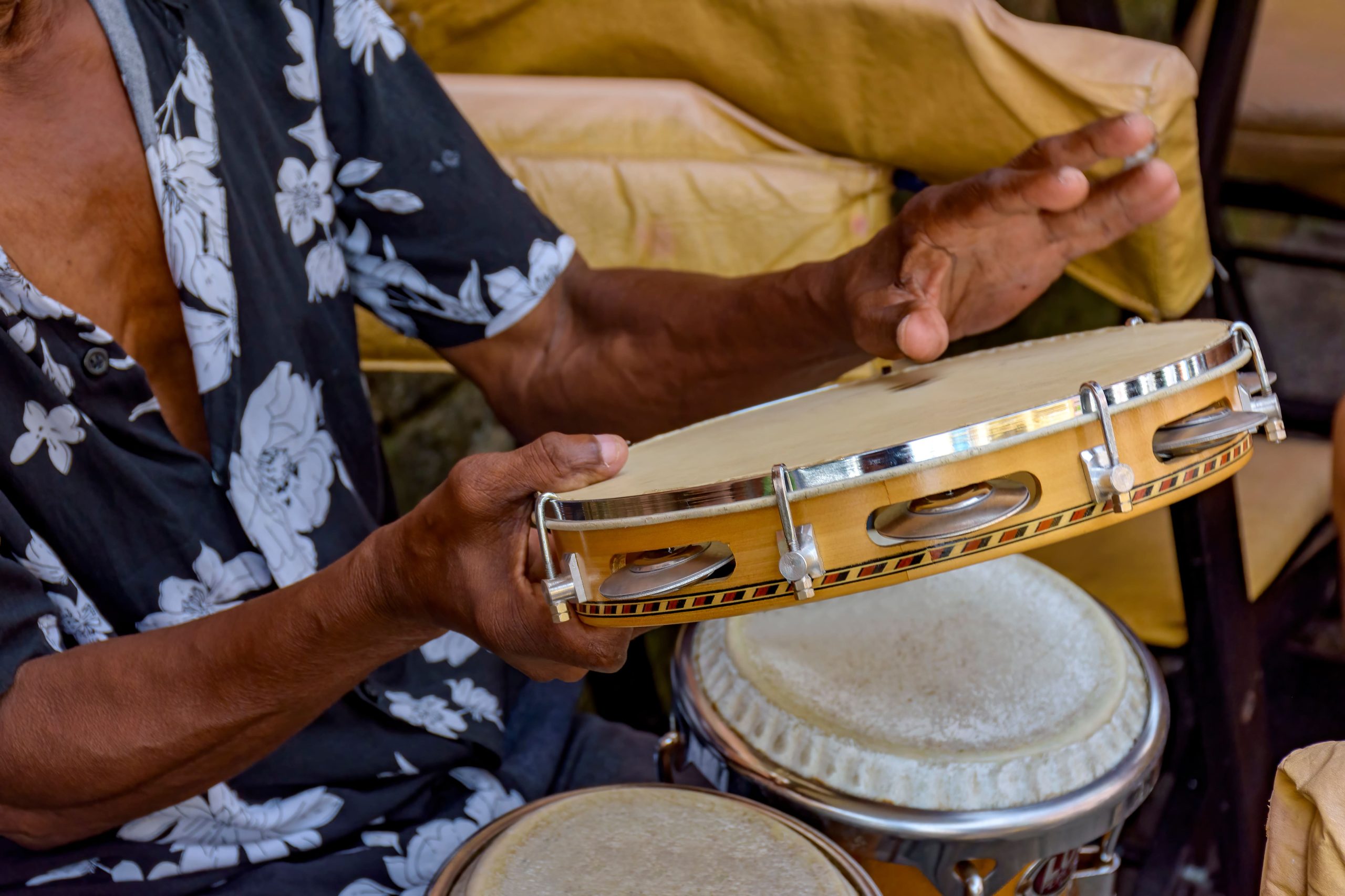 Musicien jouant du tambourin