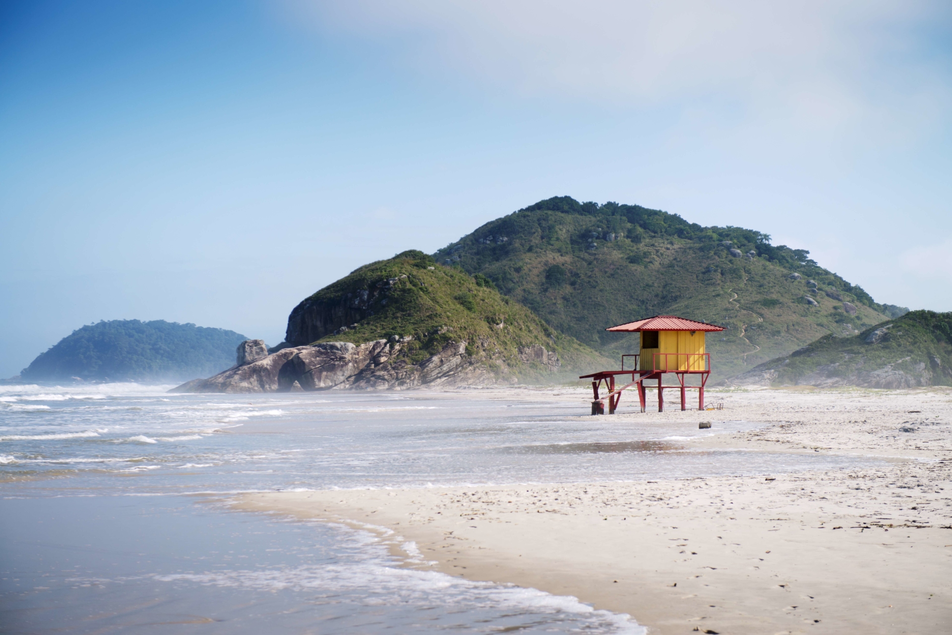 Plage d'Ilha do Mel sous le vent au Brésil