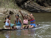 Jeunes filles se déplaçant sur un affluent del'Amazone