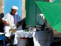 Bahianaise préparant un acarajé