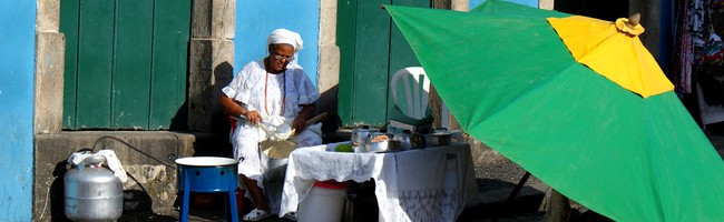 Bahianaise préparant un acarajé
