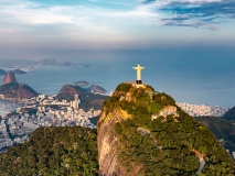 Vue aérienne du corcovado et de la baie de Botafogo