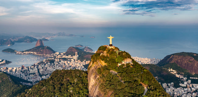 Vue aérienne du corcovado et de la baie de Botafogo