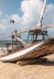 Barque de pêcheur sur la plage de Cumbuco au Brésil