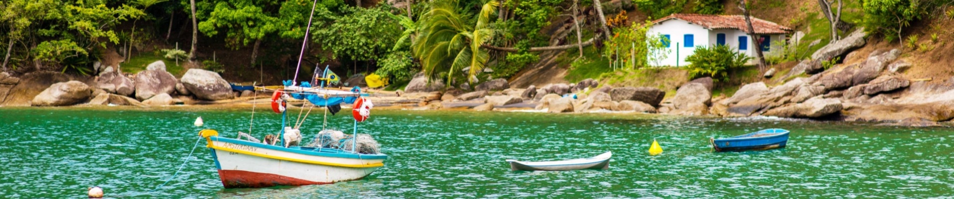 Bateau de pêche sur une plage de la Costa Verde au Brésil