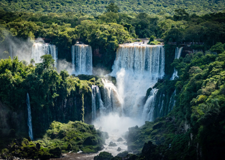 Chutes d'Iguaçu verdoyantes au Brésil