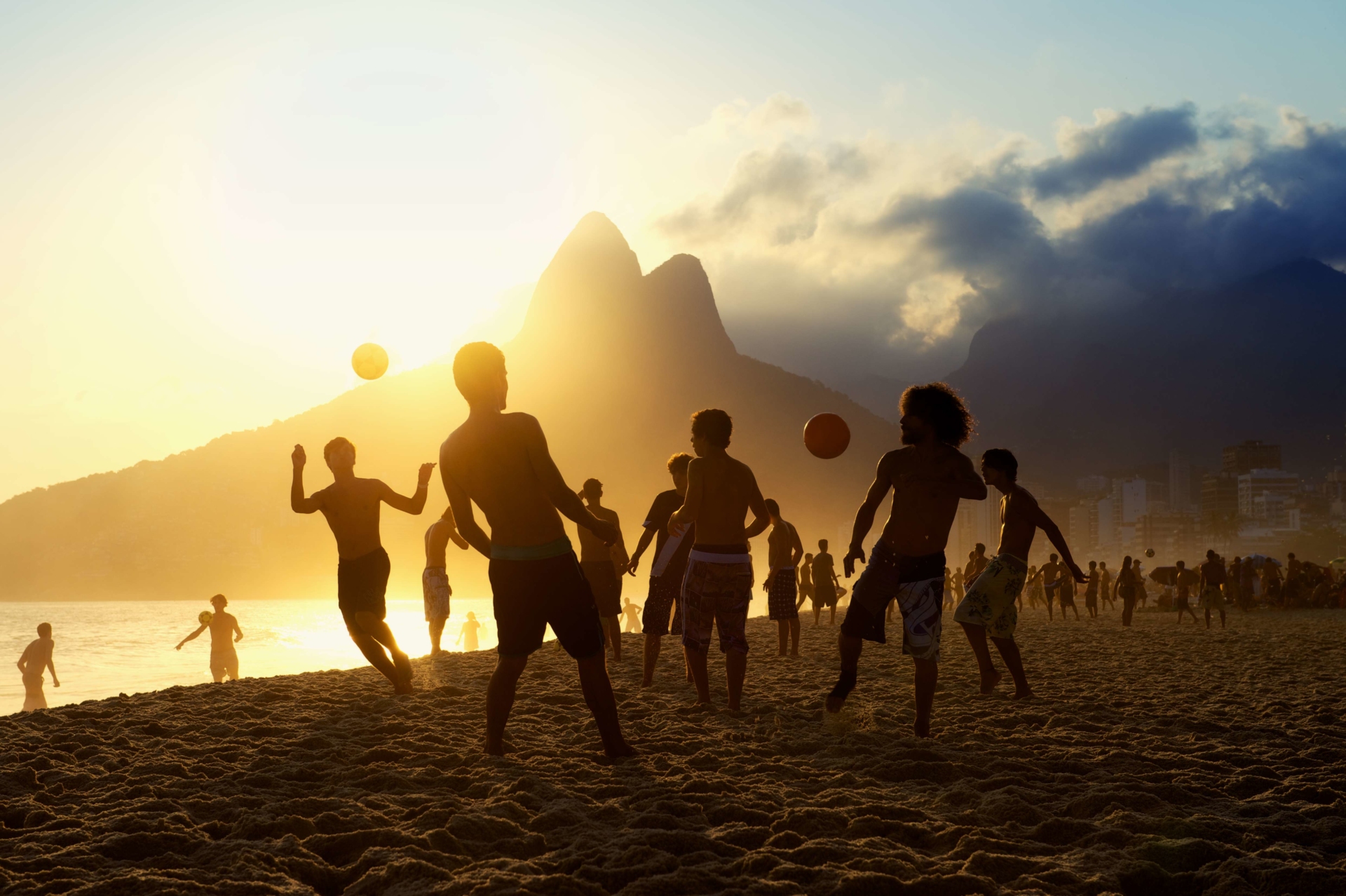 Footballeurs cariocas sur la plage d'Ipanema