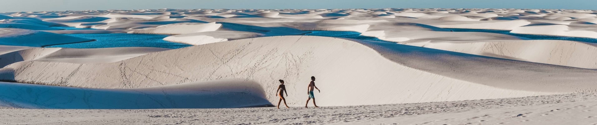 Couple marchant dans le désert des Lençois au Brésil