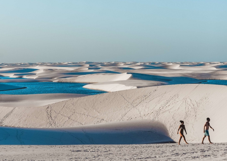 Couple marchant dans le désert des Lençois au Brésil