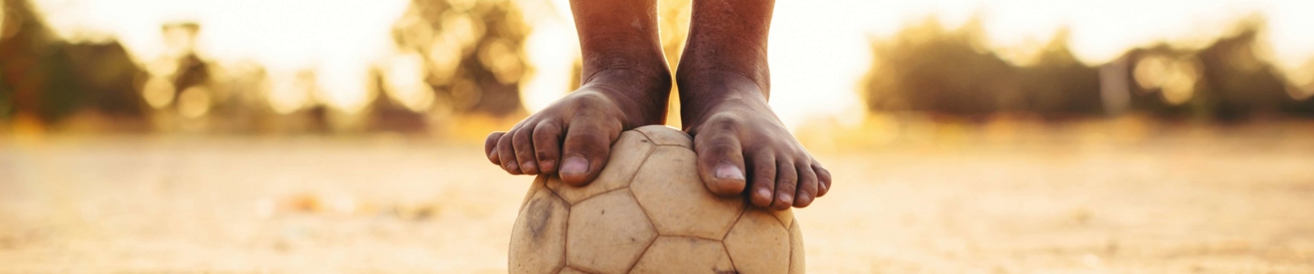 jeune Brésilien en équilibre sur un ballon de football