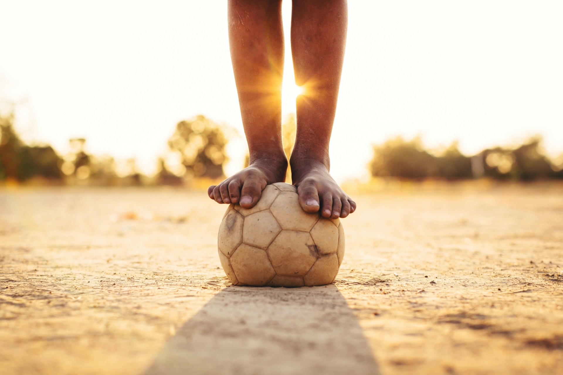 jeune Brésilien en équilibre sur un ballon de football