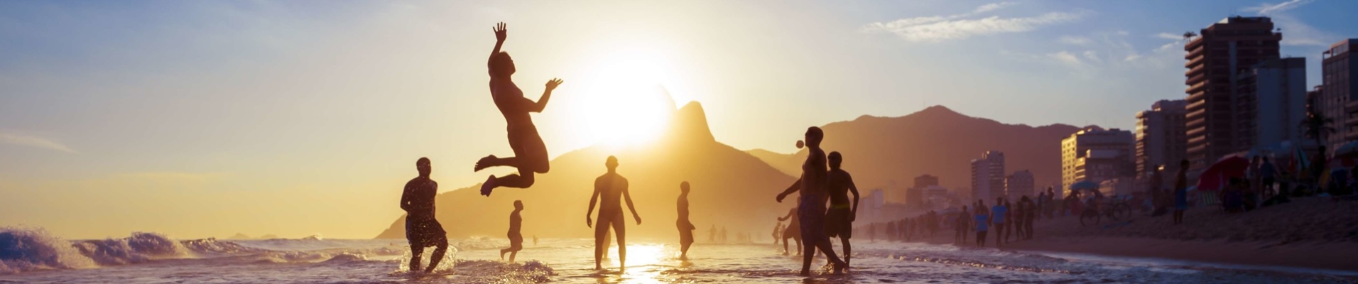 Joueurs de football sur la plage d'Ipanema au Brésil