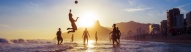 Joueurs de football sur la plage d'Ipanema au Brésil