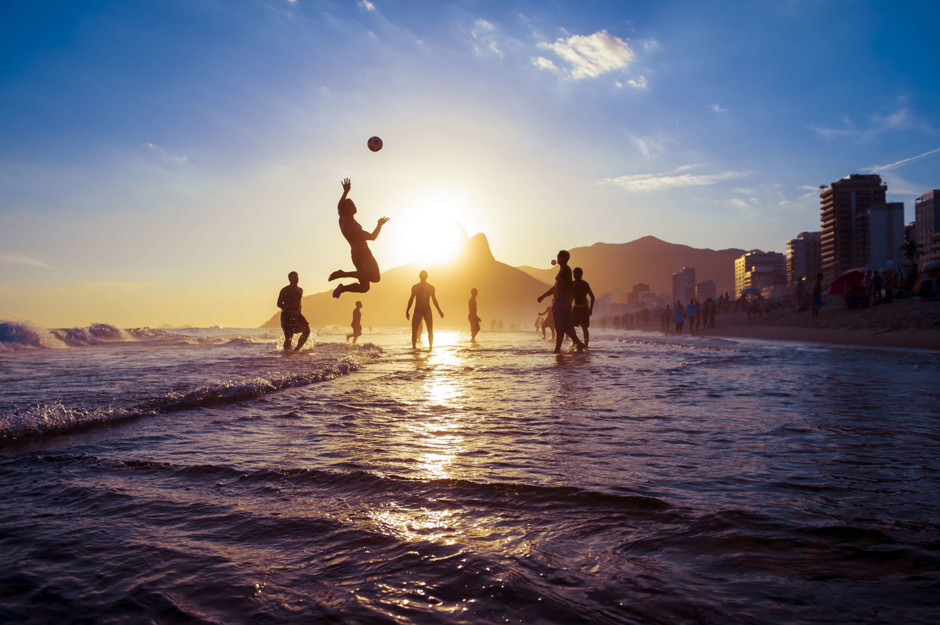 Joueurs de football sur la plage d'Ipanema au Brésil