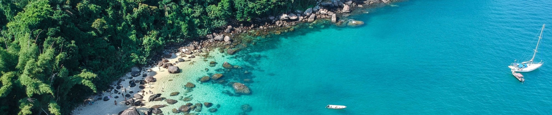 Vue aérienne d'une plage paradisiaque de la Costa Verde au Brésil