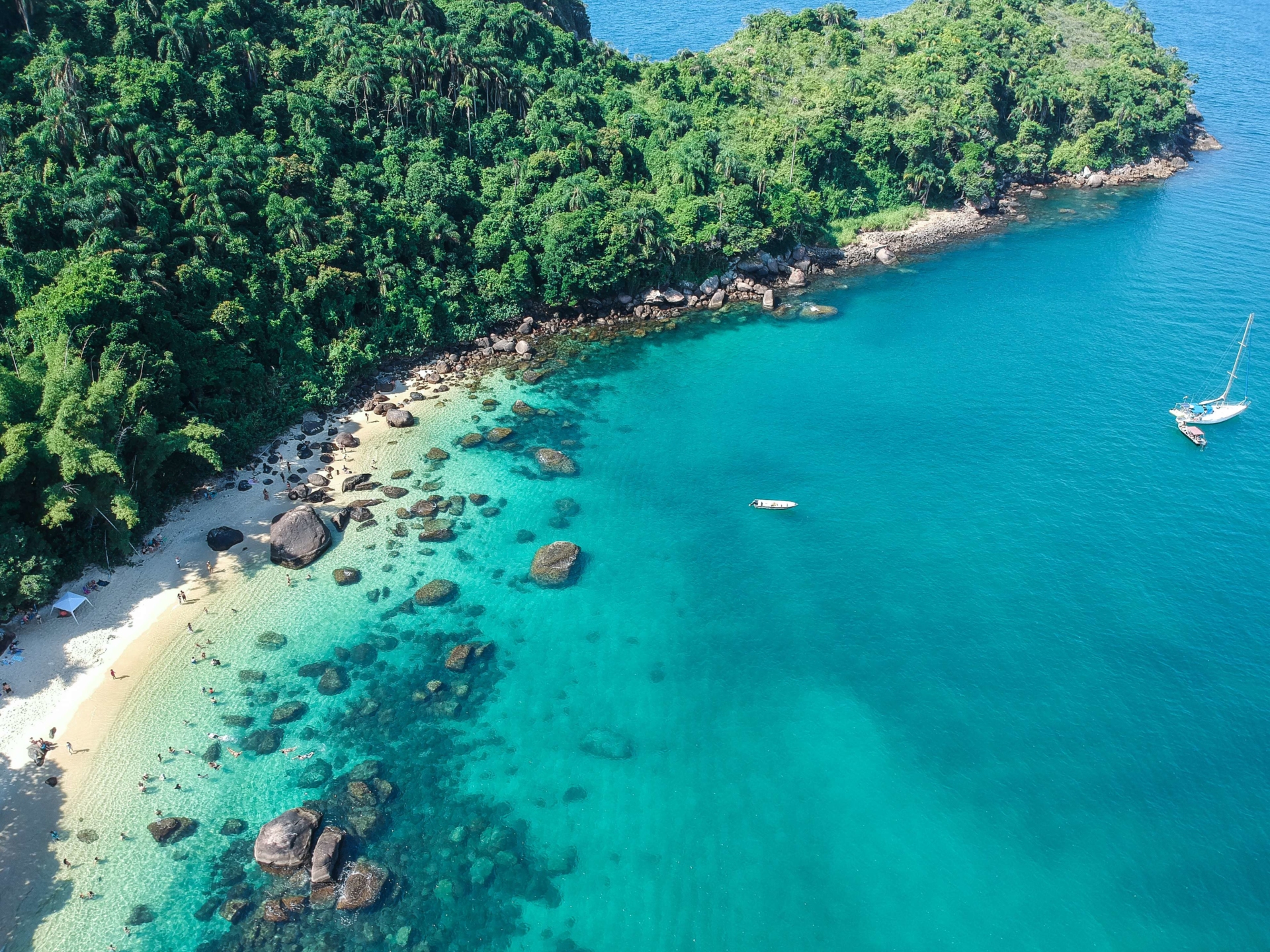 Vue aérienne d'une plage paradisiaque de la Costa Verde au Brésil