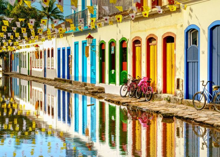 Rues colorées de Paraty après la pluie