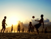 Football sur la plage au Brésil
