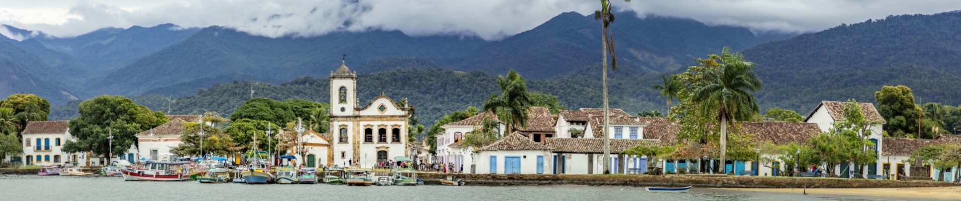 Vue sur le port de Paraty avec le smontagnes de la Costa verde en toile de fond