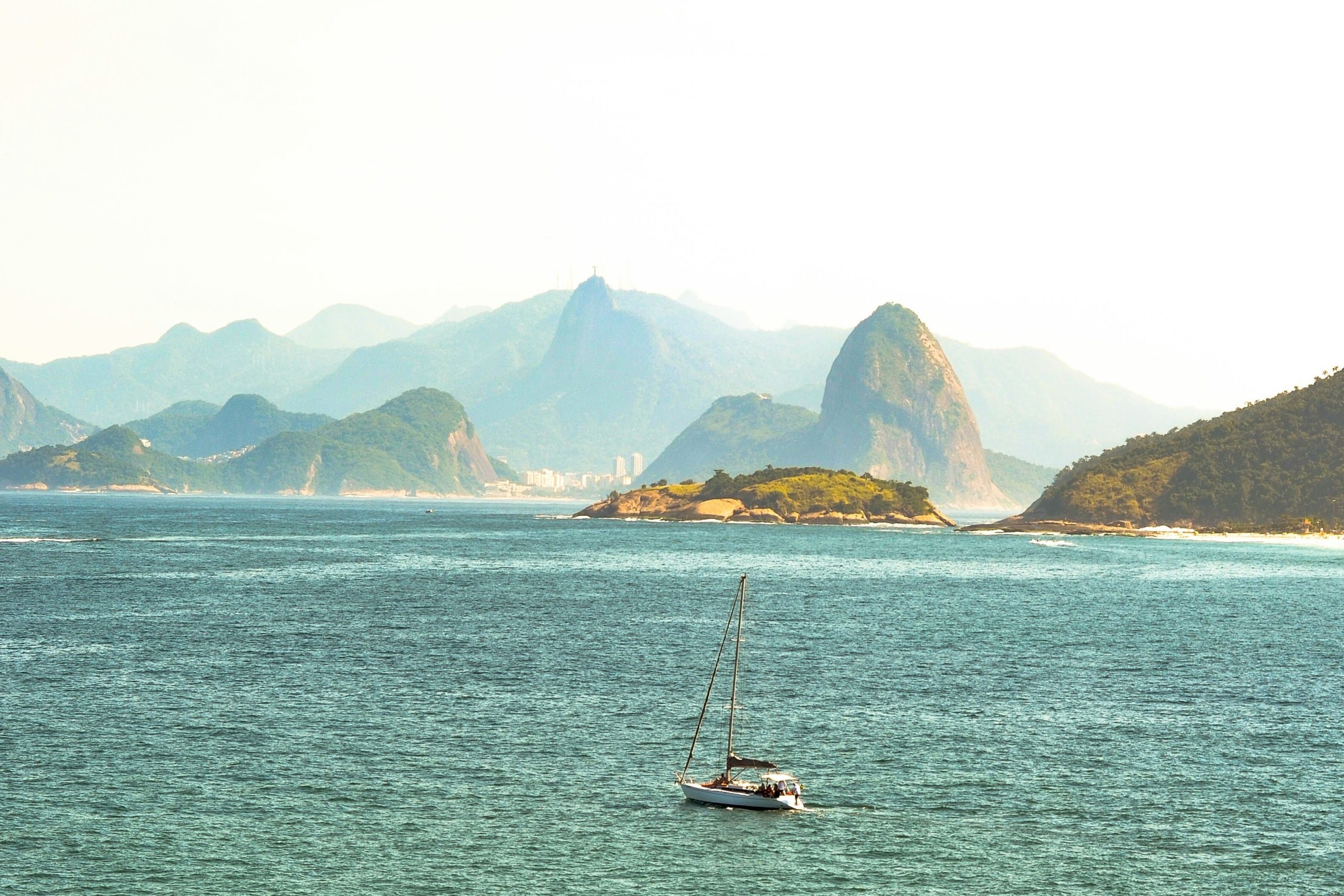 Voilier bateau dans la baie de Rio