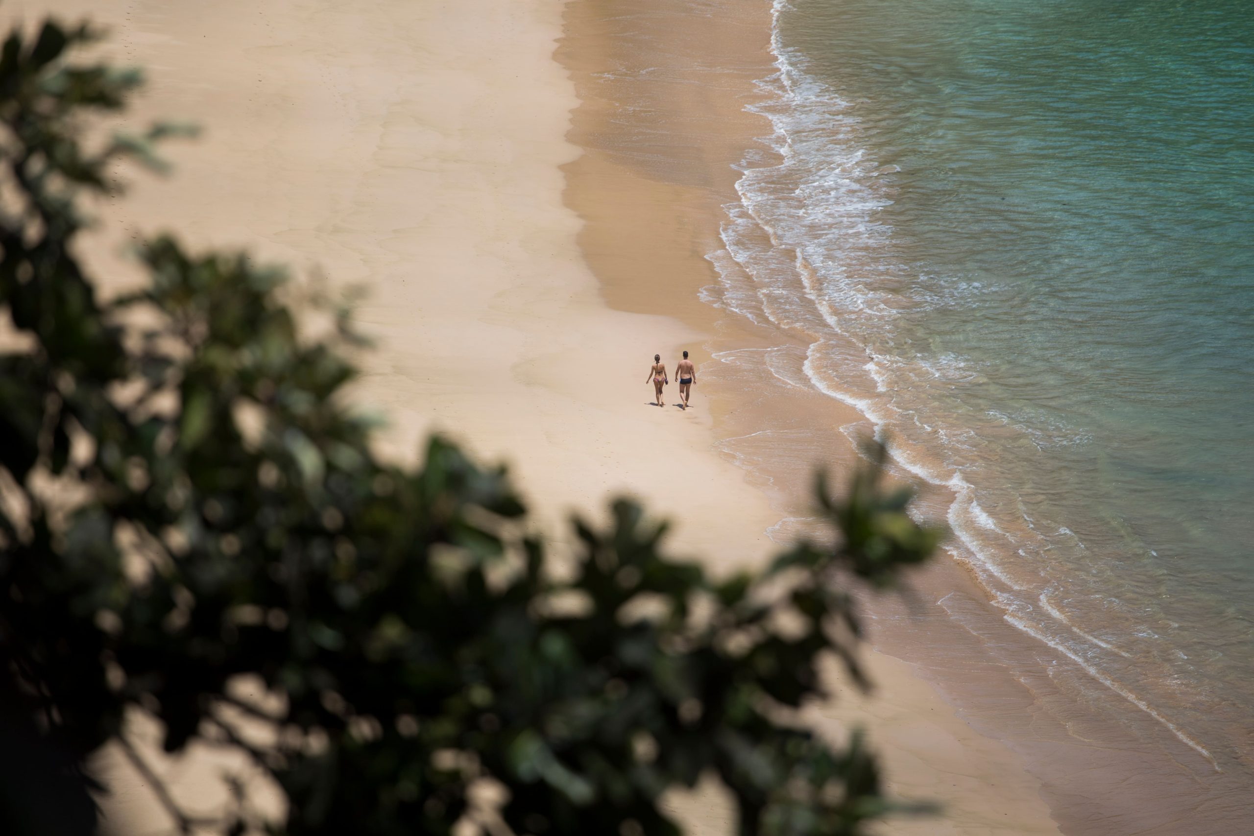 Personnes qui marchent sur la plage Fernando de Noronha