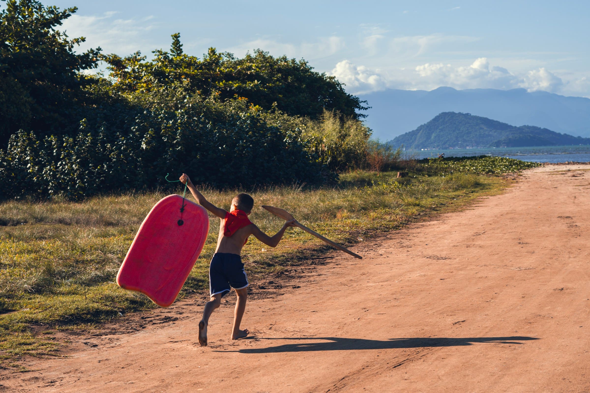 Enfant jouant à Paraty