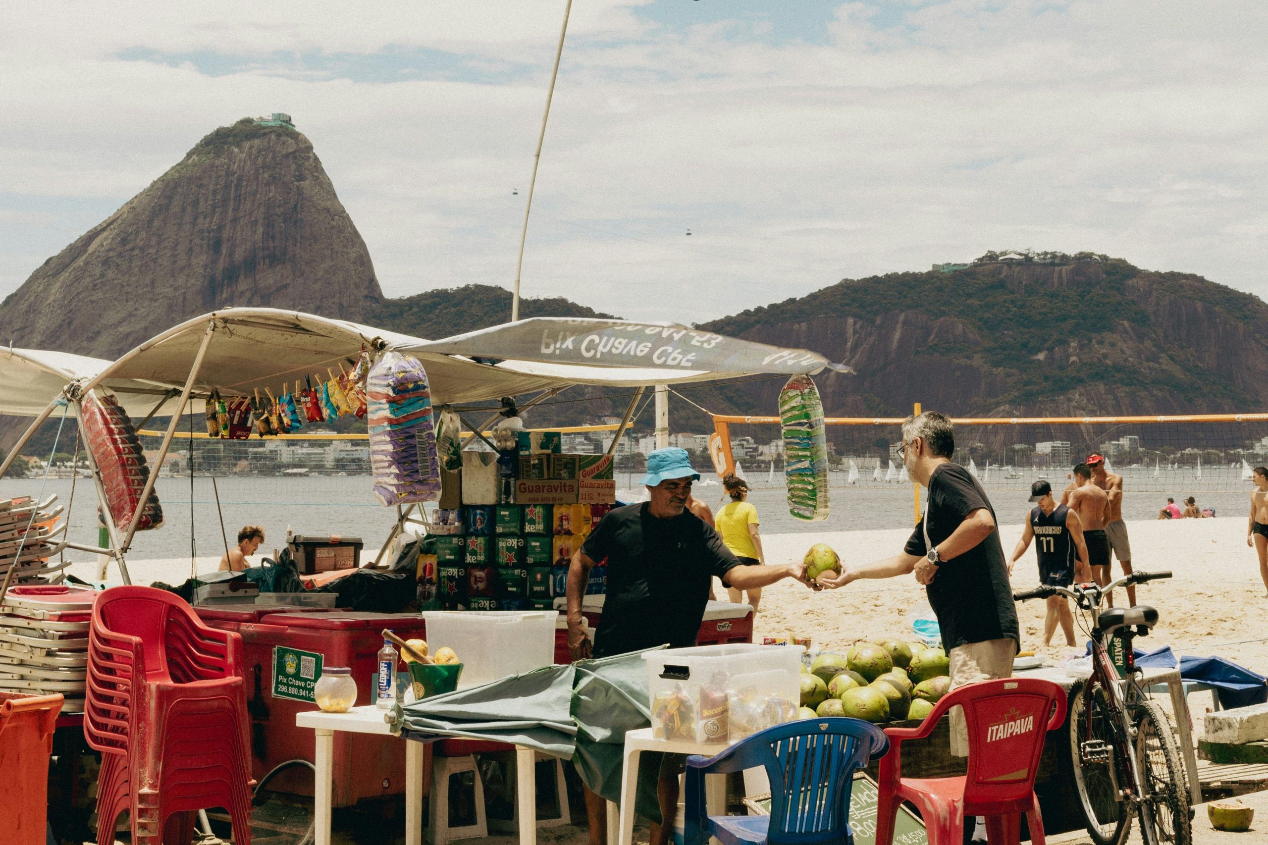 Stand de coco sur la plage à Rio de janeiro avec le pain de sucre